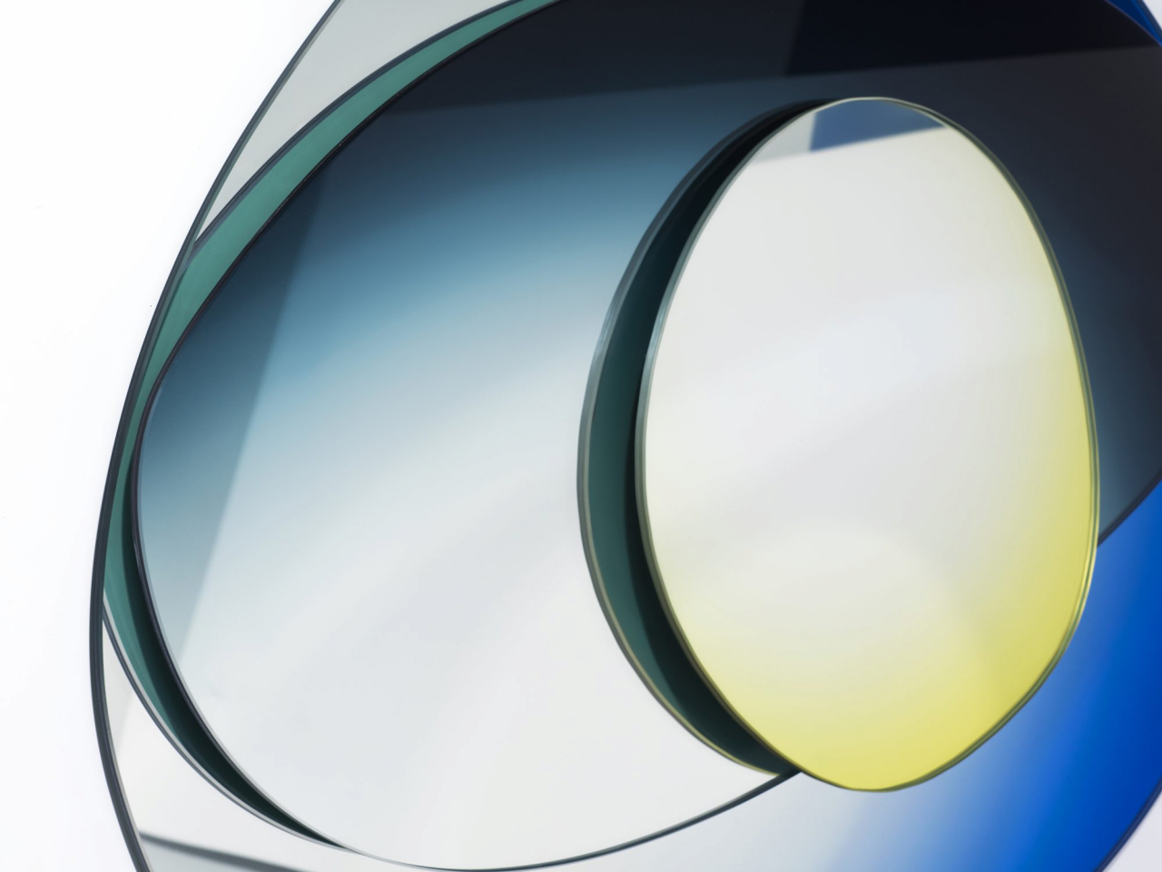 seeingglass_offround_hue__sabinemarcelis_britvannerven13-©-LEE_WEI_SWEE-1-2000x1500