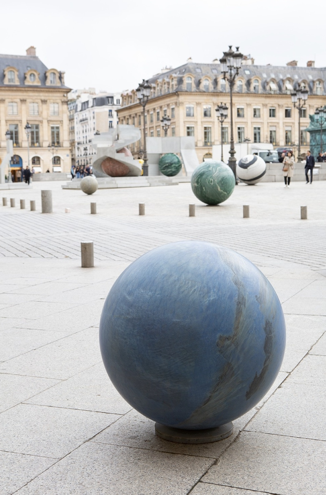 Alicja Kwade, Au cours des mondes Exhibition