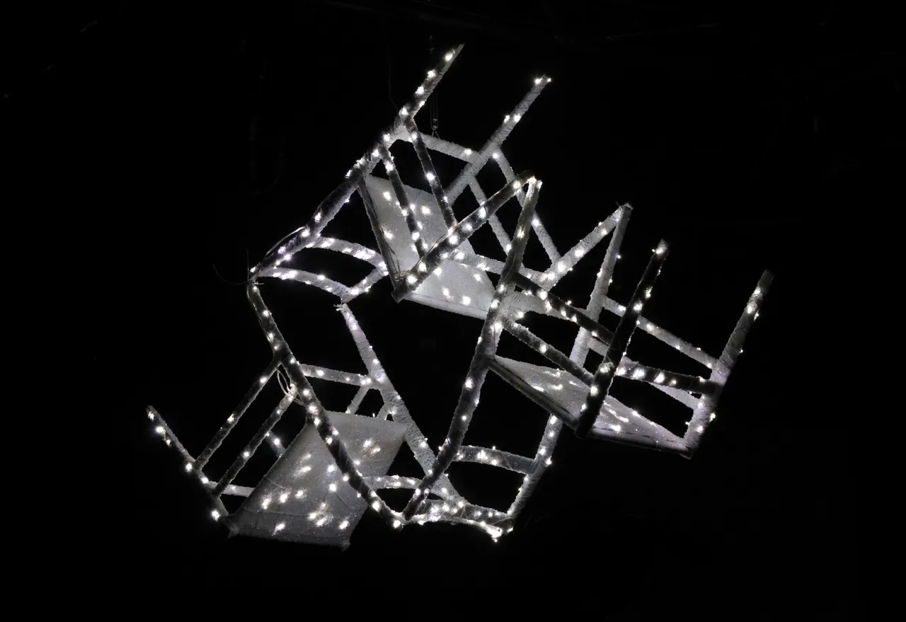 Robert Wilson creates a kaleidoscopic stage for 140 chairs in Leipzig | 2