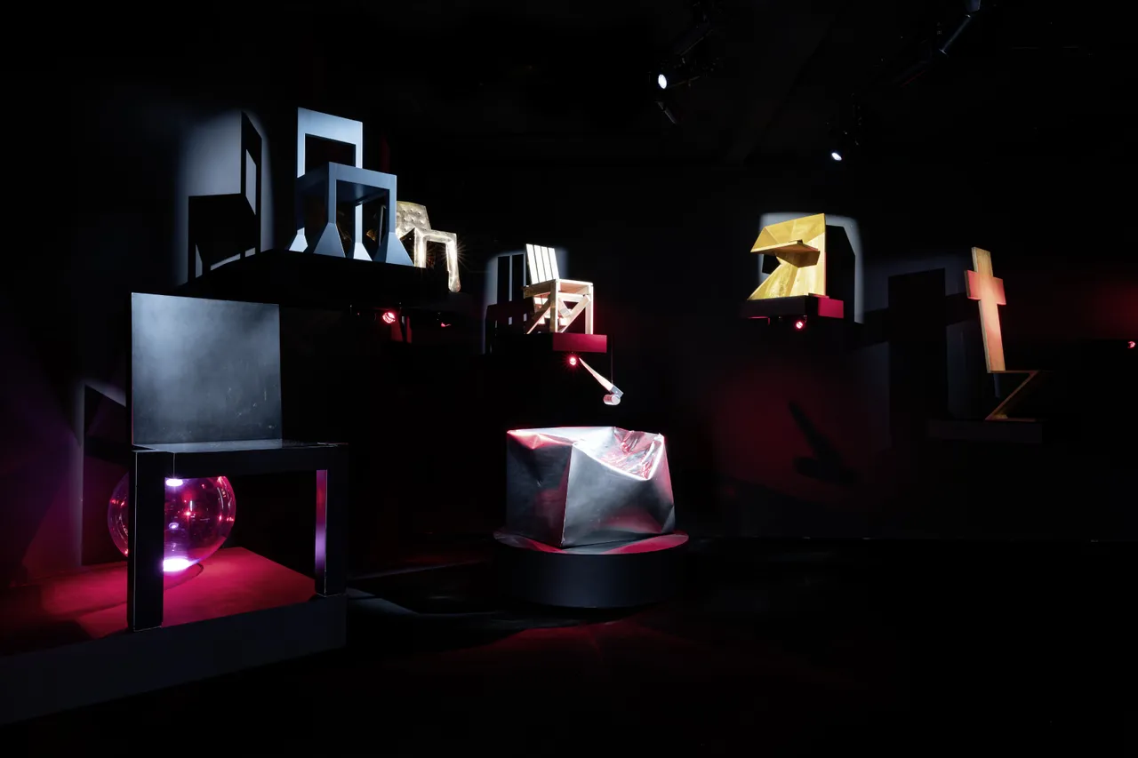 Robert Wilson creates a kaleidoscopic stage for 140 chairs in Leipzig | 7