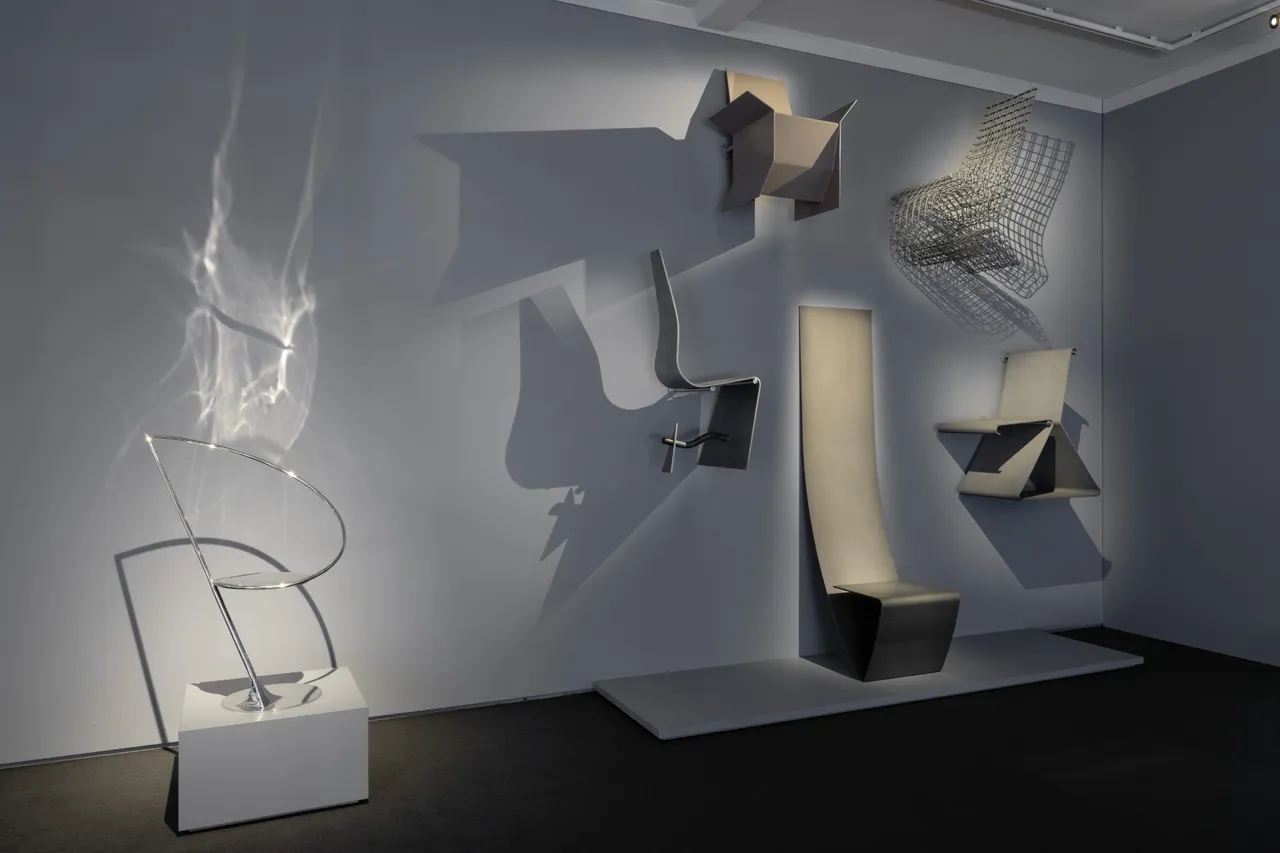 Robert Wilson creates a kaleidoscopic stage for 140 chairs in Leipzig | 6