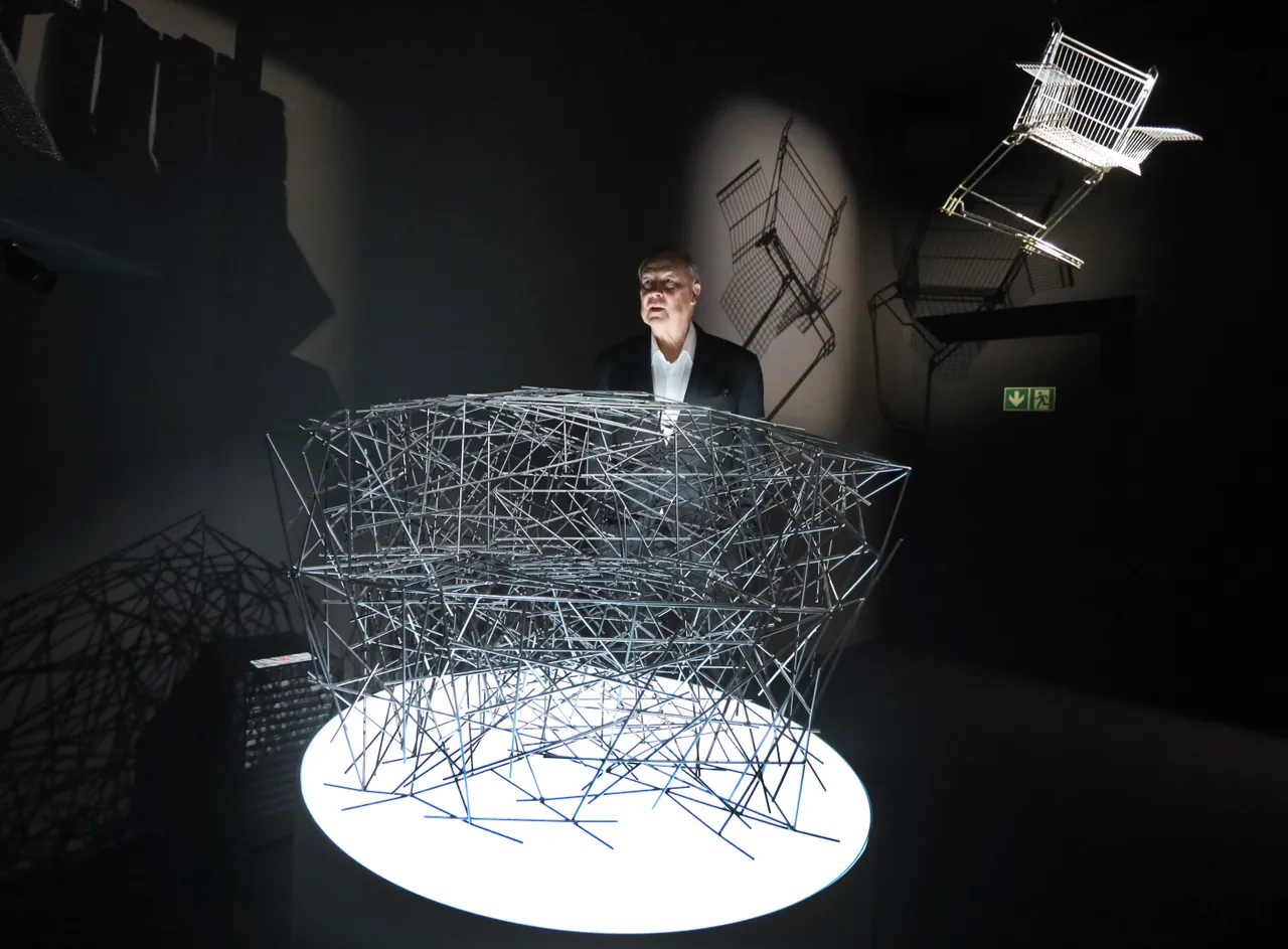 Robert Wilson creates a kaleidoscopic stage for 140 chairs in Leipzig | 4
