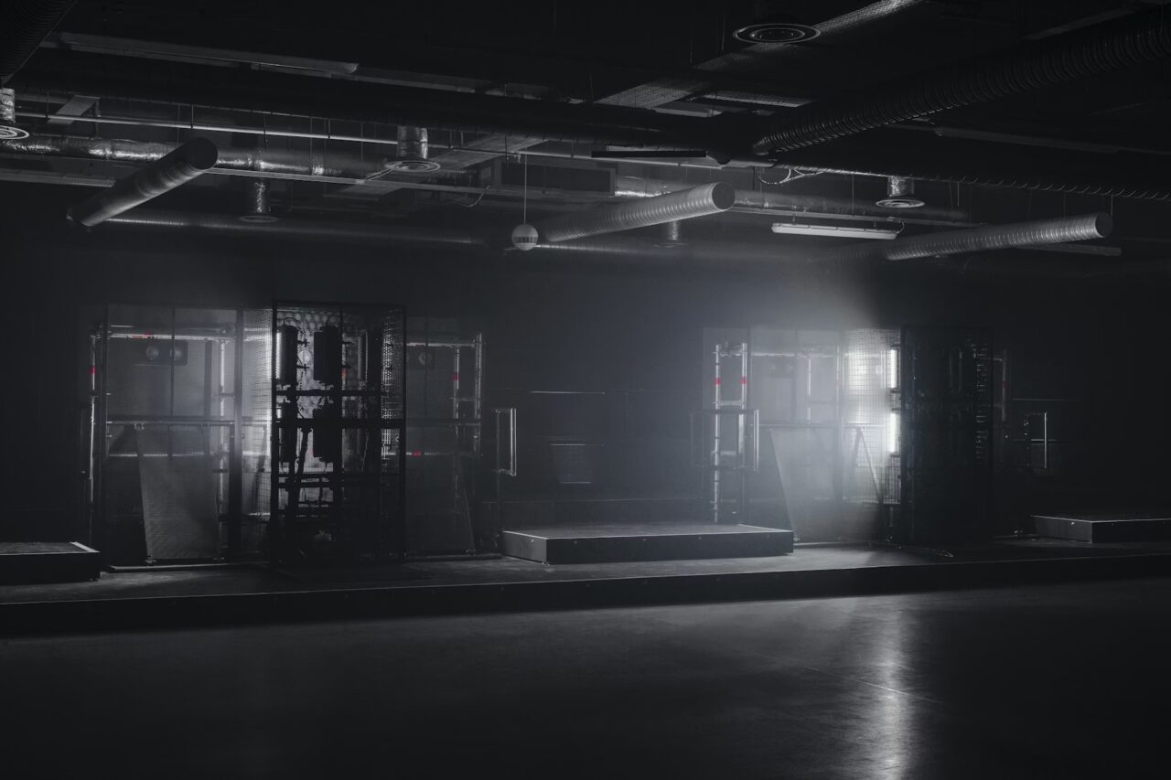 Drumsheds Room Y > SCENOGRAPHY, LIGHT DESIGN AND CUSTOM FIXTURES