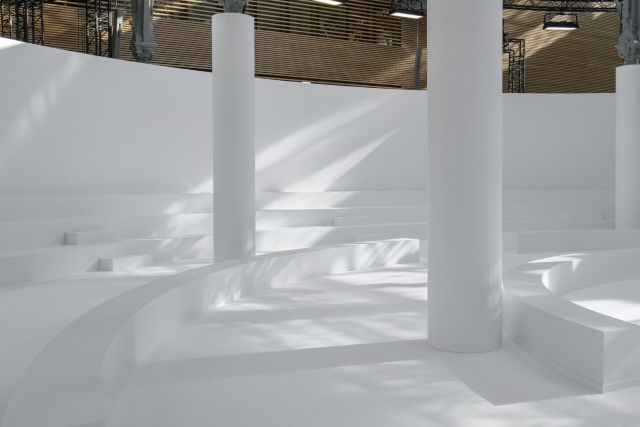 Courrèges Spring/Summer 2026 > SCENOGRAPHY AND LIGHT DESIGN
