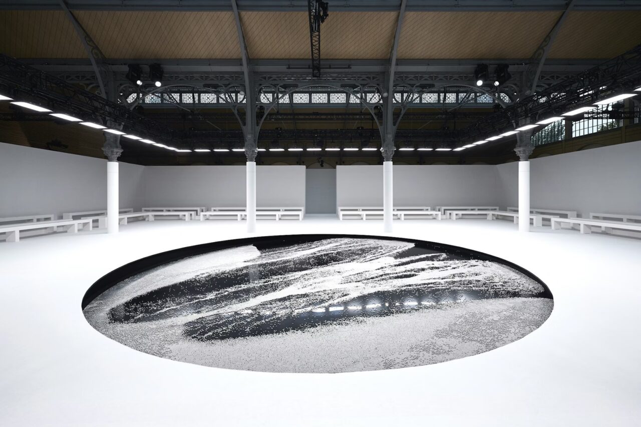 Courrèges Spring/Summer 2025 > SCENOGRAPHY AND LIGHT DESIGN - courreges_fw_matiere-noire_valentin-fougeray_web_-8