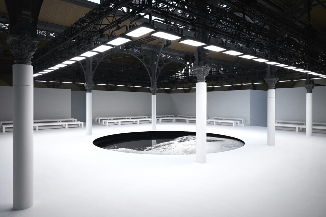 Courrèges Spring/Summer 2025 > SCENOGRAPHY AND LIGHT DESIGN