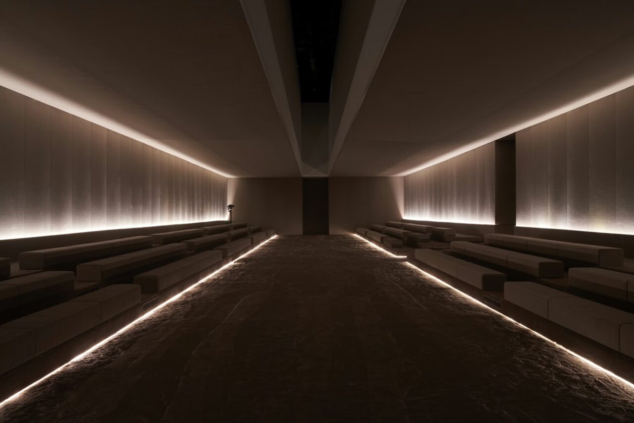 Tom Ford Spring/Summer 2024 > LIGHT DESIGN - 1