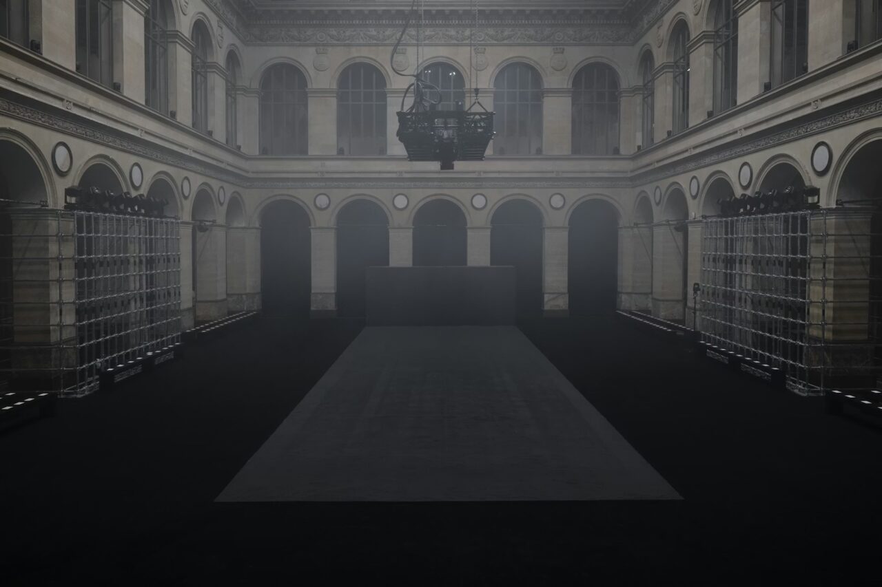 Y-3 Spring/Summer 2026 > SCENOGRAPHY, LIGHT DESIGN AND CREATIVE DIRECTION - opm_mn-y3-06