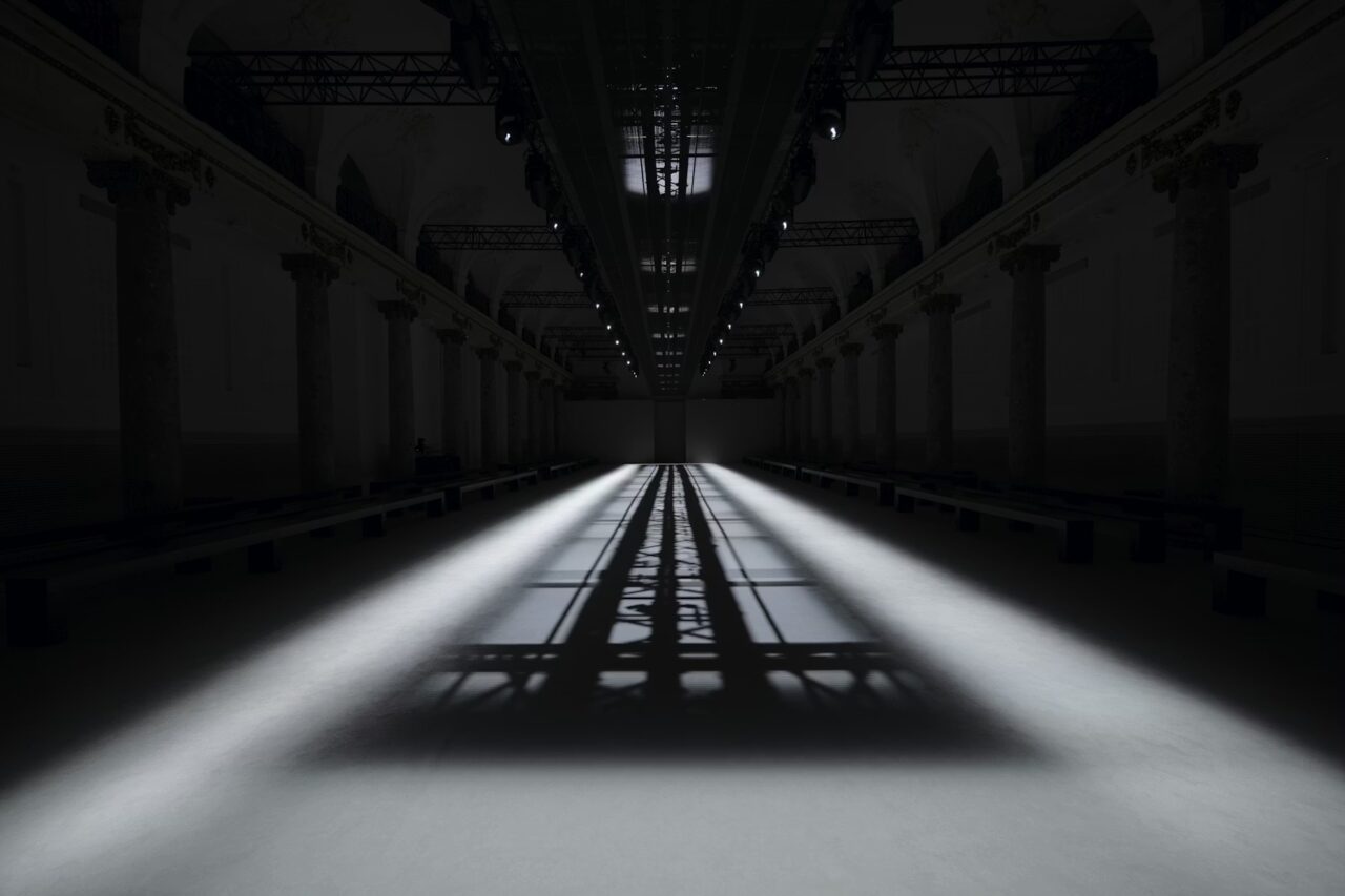 Y-3 Fall/Winter 2025 > SCENOGRAPHY AND LIGHT DESIGN - opm_mt-y3-11