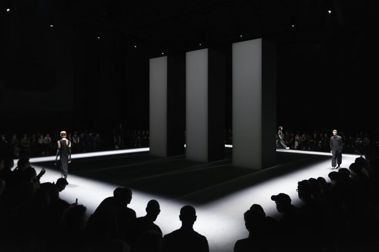 Y-3 Fall/Winter 2024 > SHOW CONCEPT AND LIGHT DESIGN - dsc_1286-modifier