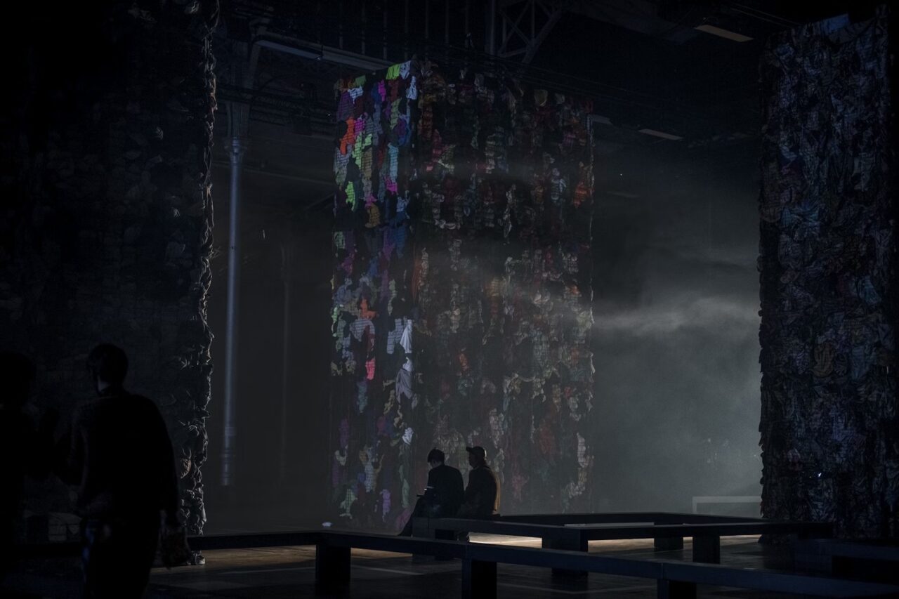 Marine Serre Fall/Winter 2023 > SET AND LIGHT DESIGN