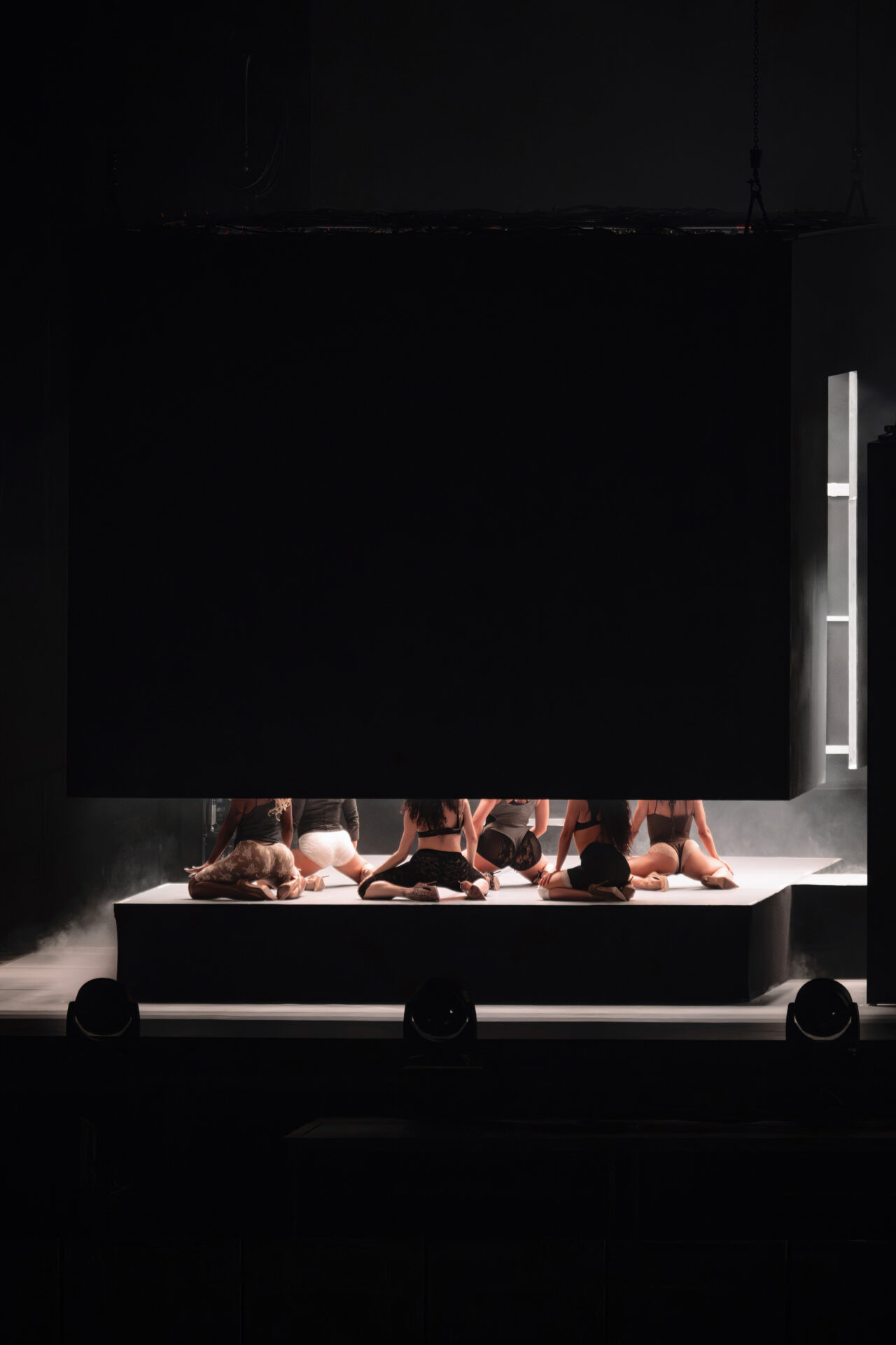 Bad Gyal World Tour > SCENOGRAPHY AND LIGHT DESIGN