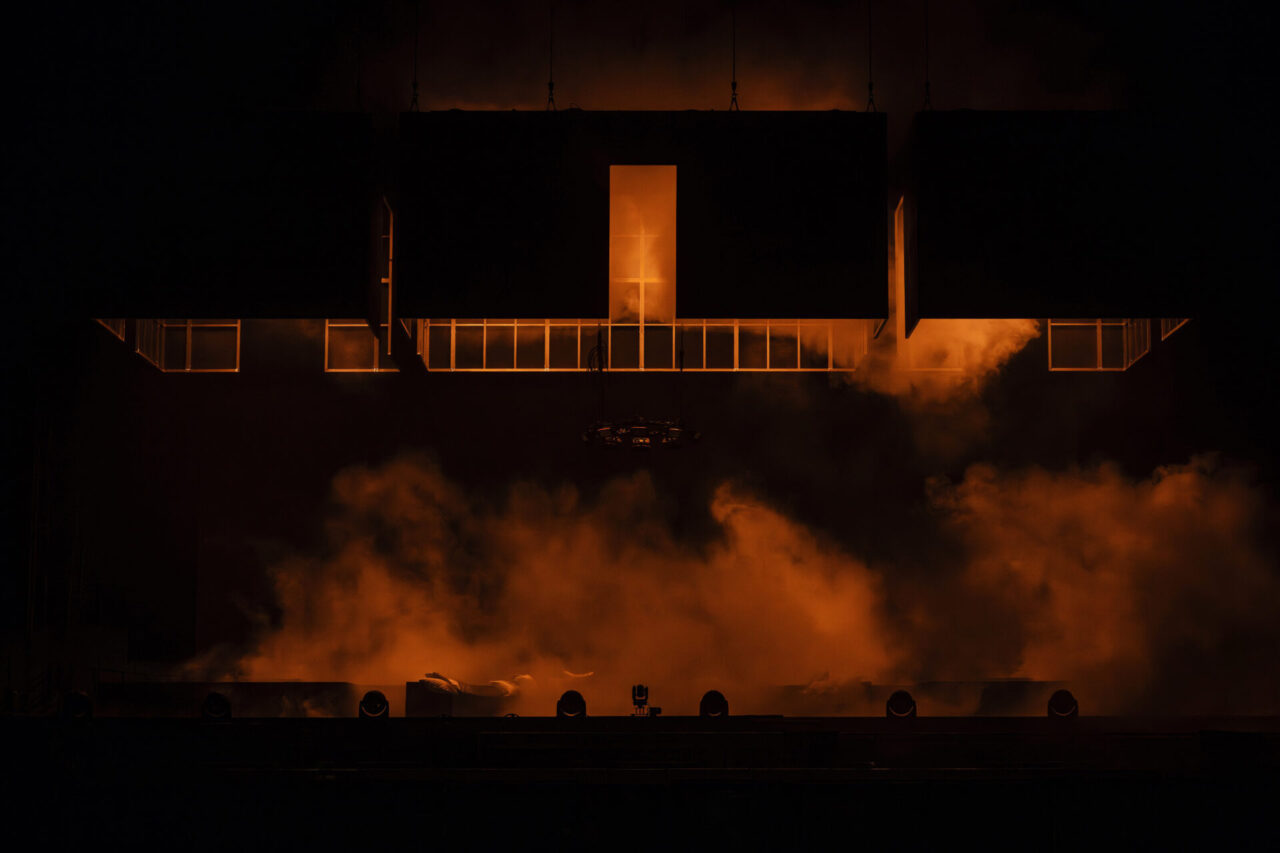 Bad Gyal World Tour > SCENOGRAPHY AND LIGHT DESIGN