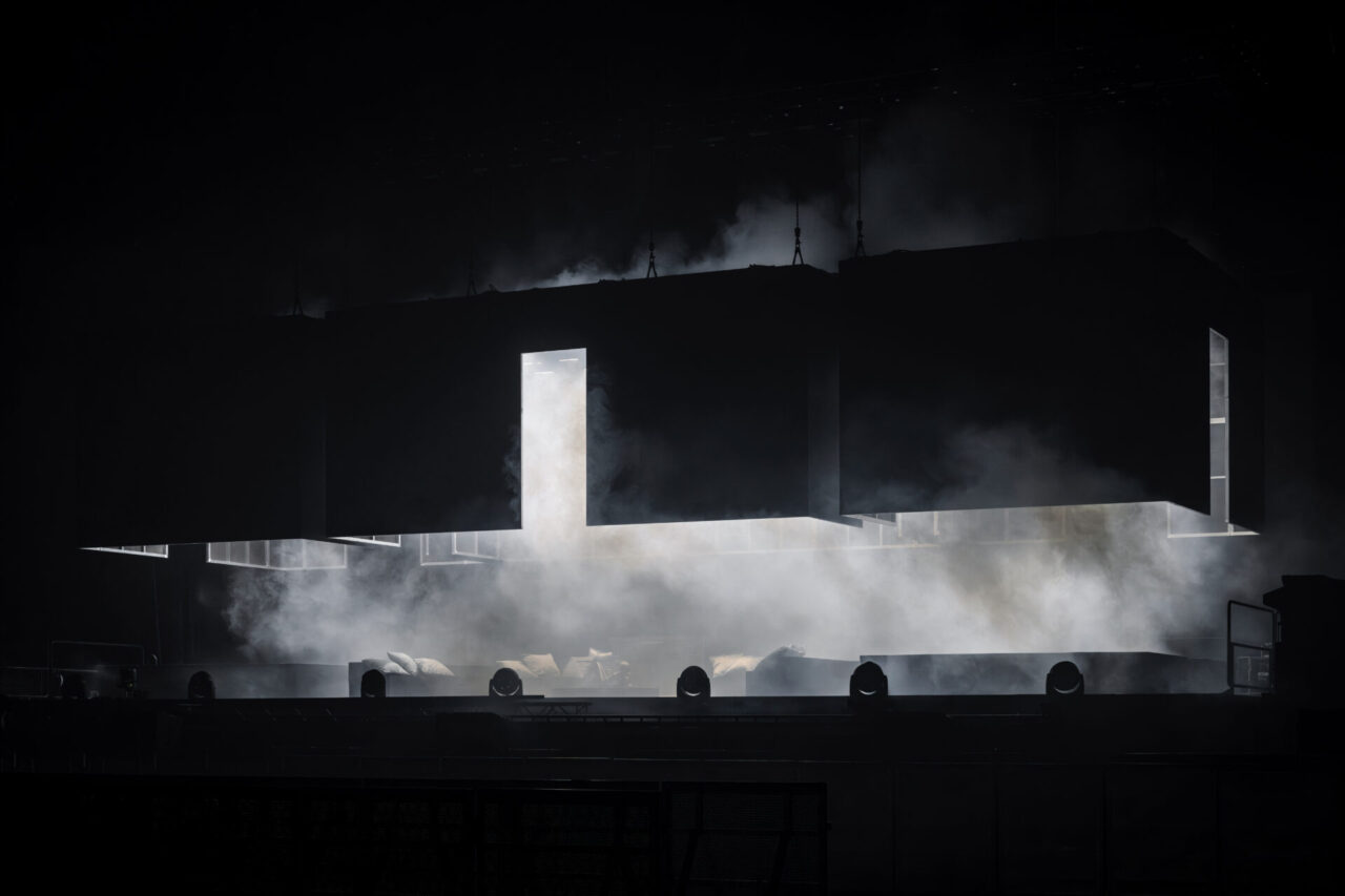 Bad Gyal World Tour > SCENOGRAPHY AND LIGHT DESIGN